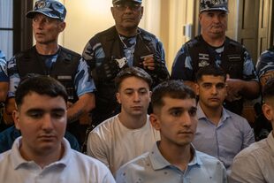 Máximo Thomsen, de remera blanca, junto a los demás acusados durante los alegatos por el asesinato de Fernando Báez Sosa, en Dolores