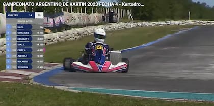 Máximo Toviggino usando el número 322 en un karting italiano Kosmic, como los que se encontraron en la quinta