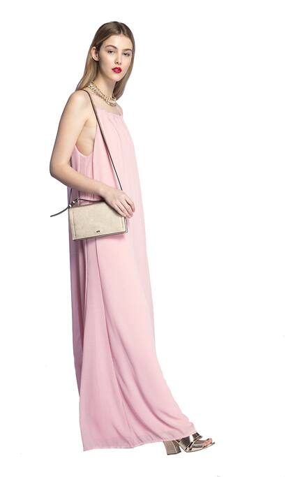 Maxivestido de crepé (Awada, antes $4650 ahora $2800), sandalias bitono (Blaquè, antes $4498 ahora $2890), sobre plata (a pie para Grimoldi, antes $2100 ahora $1900)