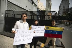 Maxroberth Graterol, María Ángel Navas y Jan Álvarez, frente a la Embajada de Venezuela