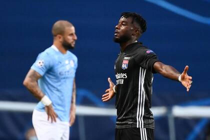 Maxwel Cornet, festejar su tanto luego de que el VAR lo confirmara; detrás, sufre el inglés Kyle Walker.