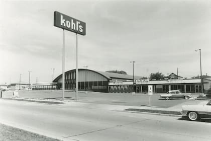 Maxwell Kohl's creó la compañía en 1962 y logró un éxito nacional