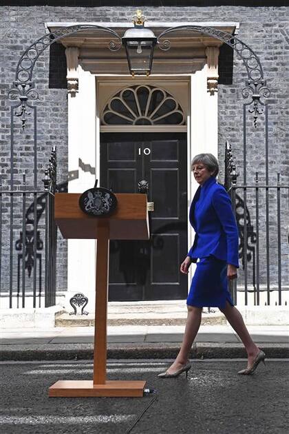 May, ayer, en Downing Street, antes de revelar sus planes