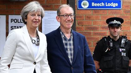 May sale junto a su marido del centro de votación en Sonning, oeste de Londres