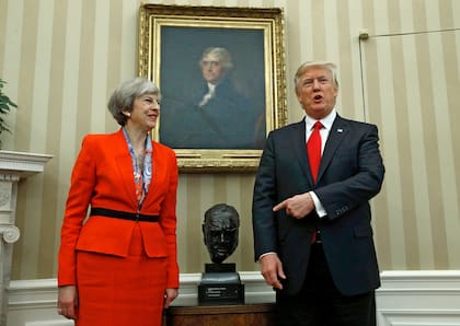 Trump señala en busto de Churchill junto a Theresa May, en 2020