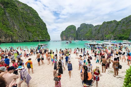 Maya Beach, famosa por la película La Playa estuvo tres años cerrada por los graves daños que causaron en el ecosistema la filmación y la cantidad de turistas que la visitaban