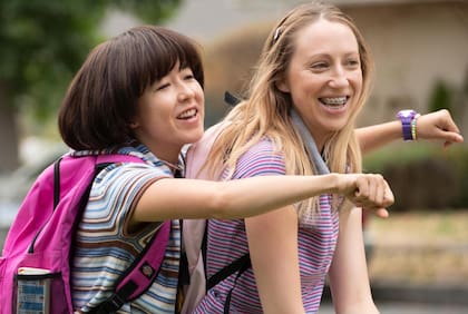 Maya Erskine y Anna Konkle como las adolescentes en el centro de la comedia que ellas crearon
