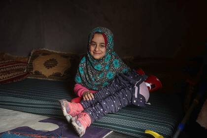 Maya Merhi, de ocho años, nació sin las extremidades inferiores y usaba latas de alimentos para andar