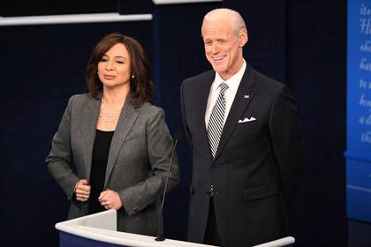 Maya Rudolph como Kamala Harris acompañó a Carrey en su primera aparición imitando a Joe Biden en Saturday Night Live