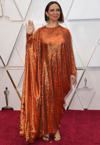 Maya Rudolph, en un amplio vestido en color cobre