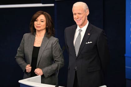 Jim Carrey como Joe Biden en Saturday Night Live. A su lado, Maya Rudolph como la vicepresidenta Kamala Harris