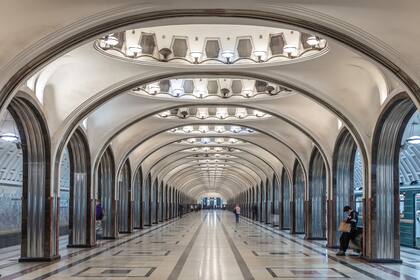 Mayakovskaya cuenta con un techo abovedado, lámparas incrustadas y 34 mosaicos en el techo.