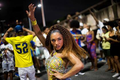 Mayara Lima, reina de los tambores de la escuela de samba Paraiso do Tuiuti, baila durante el ensayo callejero en Río de Janeiro.