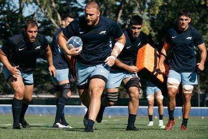 Mayco Vivas, Eduardo Bello, Joaquín Oviedo y Pablo Matera se ejercitan con pelota antes del match ante Samoa