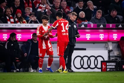 Maycon Cardozo entrando en su debut con Bayern Múnich por Luis Díaz