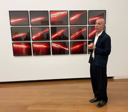 Mayer con la obra de Luciana Lamothe: una serie de fotos que muestran el exterior a través de un resquicio dejado por sus dedos