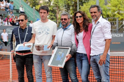 Mayer junto con Mariano Ink (director del Challenger de Buenos Aires), Marcelo Denti (Torneos), Gabriela Sabatini y Mariano Zabaleta, vicepresidente de la AAT.