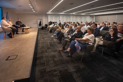 Mayer propone superar la lógica de adaptación y asumir un rol activo como “hombres y mujeres transformadores”, capaces de diseñar nuevas realidades en un contexto cada vez más volátil y complejo