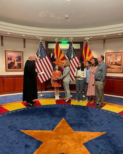 Mayes es crítica con ciertos nombramientos en la administración Trump, lo cual incluye las designaciones de Elon Musk