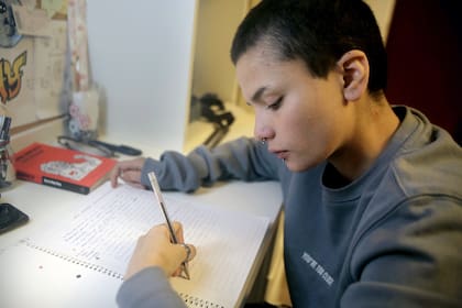 Maylén Fudim, cursa sexto en ORT, donde asiste con piercings