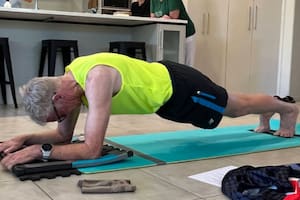 Un hombre de 78 años hizo la plancha durante 31 minutos