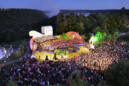 Mayo 2014. Gran Concierto Final en el Parque Nacional Iguazú, con las Cataratas de fondo.