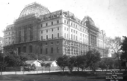 Mayo de 1922: el edificio parece casi terminado, pero todavía la quedan 6 años para ser inaugurado