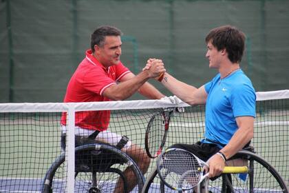 Mayo de 2012: Fernández saludando al francés Houdet tras vencerlo en la final del Abierto de Japón, su primer título grande, que le permitió ingresar en el Top 10.
