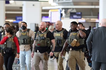 Mayor presencia de los agentes de inmigración en 14 aeropuertos de EE.UU.