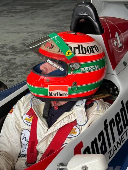 Mayorga listo para probar el Toleman TG184 de Senna. El casco que usó también tiene historia: perteneció en los años 90 a Eddie Irvine, piloto británico de la escudería Ferrari.