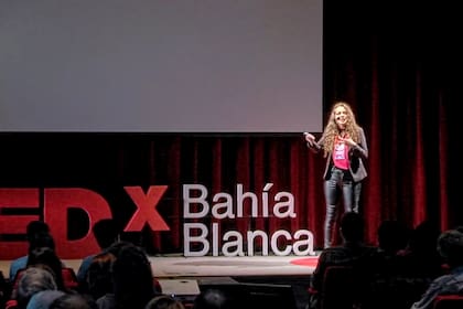 Mayra Arena en su charla de TED Bahía Blanca en septiembre de 2018