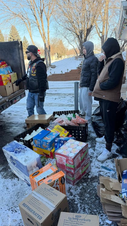 Mayra Guevara recoge alimentos que luego reparte entre los migrantes que deciden quedarse encerrados en sus casas por temor al ICE