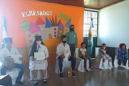 Mayra Mazuqquini, abanderada de la Escuela 567 de Paso de las Piedras, en Curuzú Cuatiá: "En la clase yo puedo preguntarle al maestro, ver el pizarrón, entender y estar con mis amigos. Extraño mucho eso"