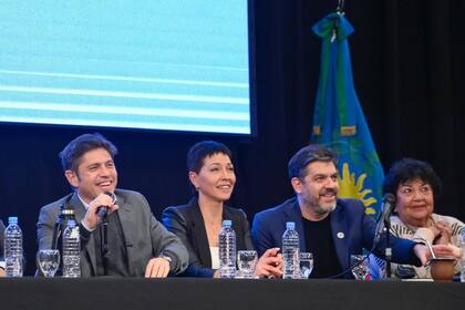 Mayra Mendoza, flanqueada por Axel Kicillof y Carlos Bianco, con quien tuvo duras fricciones