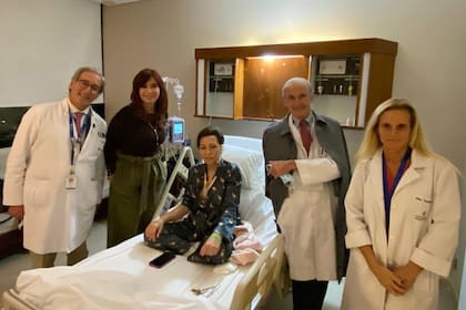 Mayra Mendoza recibió este lunes la visita de la vicepresidenta Cristina Kirchner; en la foto está acompañada por el cirujano Pedro Saco