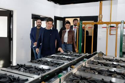 Mayra Mendoza y Axel Kicillof en una alcaldía de Quilmes.