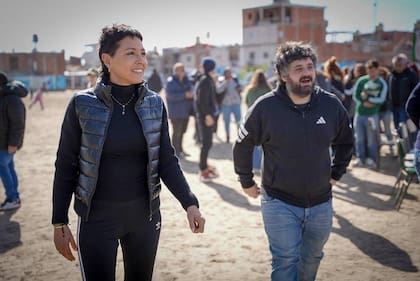 Mayra Mendoza y Facundo Tignanelli, durante una actividad de campaña
