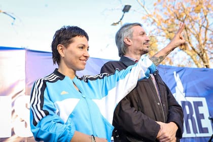 Mayra Mendoza y Máximo Kirchner, de campaña en el conurbano bonaerense