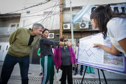 Mayra Mendoza y Máximo Kirchner recorrieron obras en Villa Itatí y compartieron un locro con los vecinos