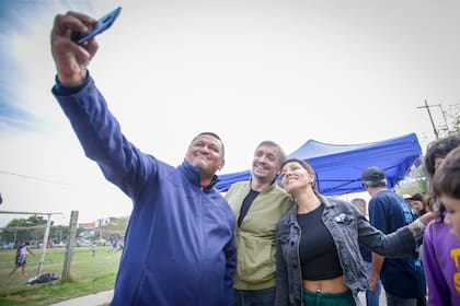 Mayra Mendoza y Máximo Kirchner recorrieron obras en Villa Itatí y compartieron un locro con los vecinos