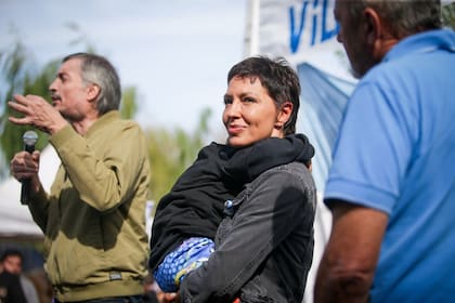 Mayra Mendoza y Máximo Kirchner recorrieron obras en Villa Itatí y compartieron un locro con los vecinos