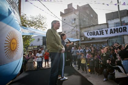 Mayra Mendoza y Máximo Kirchner recorrieron obras en Villa Itatí y compartieron un locro con los vecinos