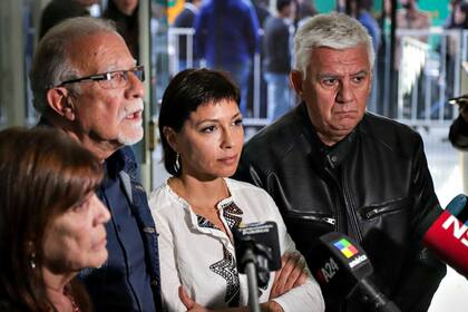 Mayra Mendoza y Omar Plaini luego de la reunión del PJ bonaerense