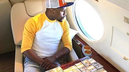 Mayweather en su avión privado con miles de dólares arriba de la mesa