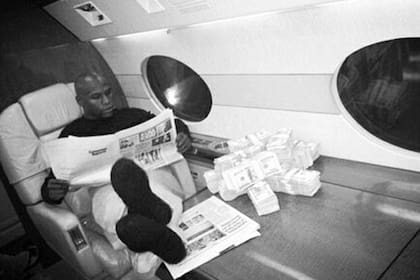 Mayweather hizo alarde de la plata que ganó en la pelea con Maidana