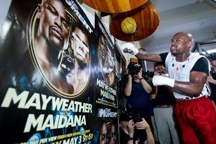 Mayweather practica con Maidana tachado con cinta