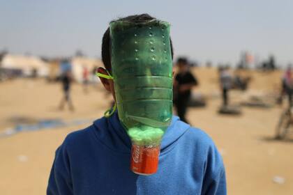 Mazen al-Najar cubrió su cara con un envase plástico y una lata de gaseosa llena de carbón y algodón