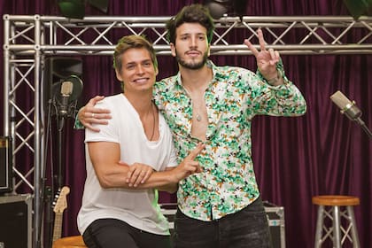 Carlos Baute junto a Sebastián Yatra. El novio de Tini Stoessel, que es embajador de Scholas Occurrentes, cantó “En guerra”, la canción que se convirtió en el himno mundial contra el bullying de la fundación de Francisco.