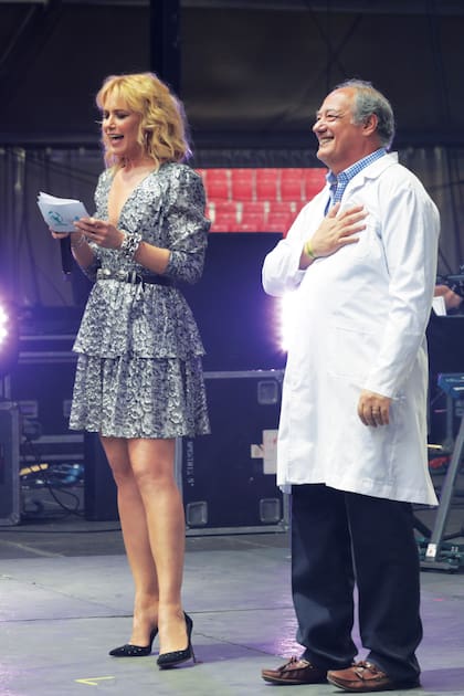 Sobre el escenario, Valeria Mazza presenta a José María del Corral, presidente de Scholas Occurrentes.
