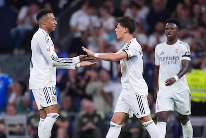 Mbappé (10) recibe el saludo de Arda Guler tras marcar el 1-0 parcial, mientras se acerca Vinicius; Real Madrid no festejó los goles, en un clima de tensión con los hinchas